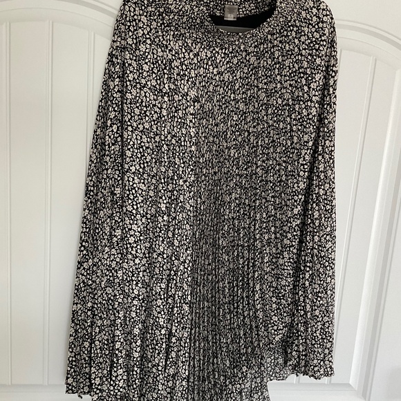 ElieTahari Pleated  Asymmetrical Large Skirt - Picture 1 of 4